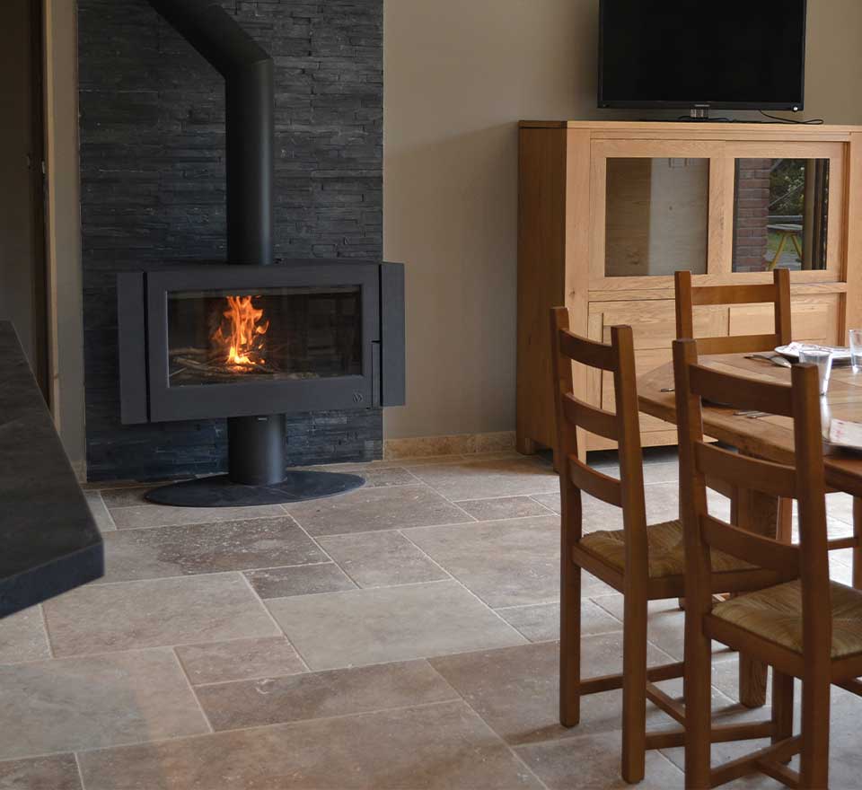 travertin grand opus beige romain dans salon