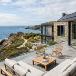 Maison moderne terrasse bord de mer